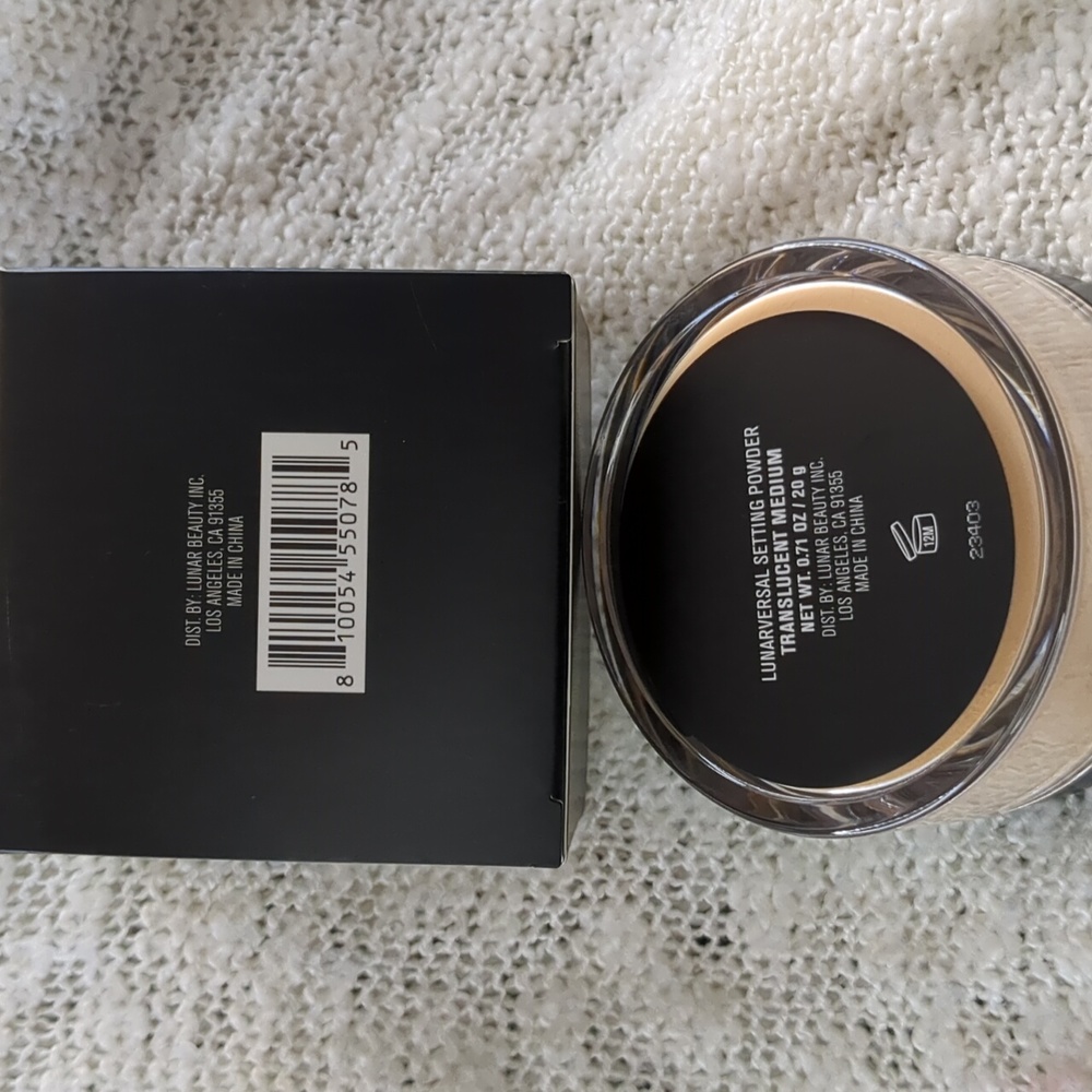 LUNAR BEAUTY LUNARVERSAL Setting Powder w/Puff in Medium, 20g/0.71oz - Picture 11 of 14